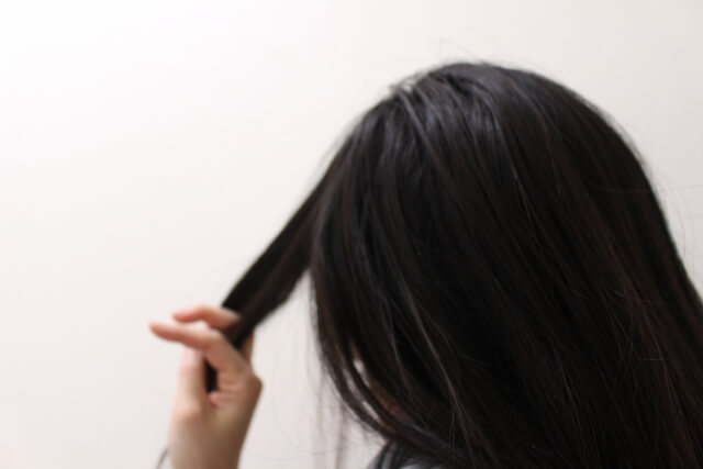 髪の毛がボサボサになる原因は セルフケア方法と美容師おすすめアイテム紹介